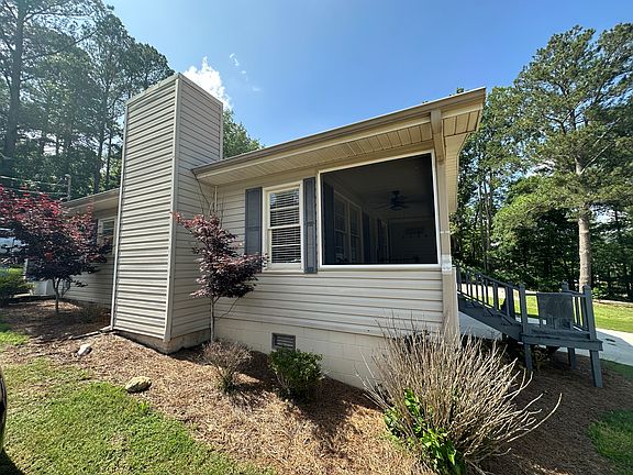 Side showing screened-in porch
