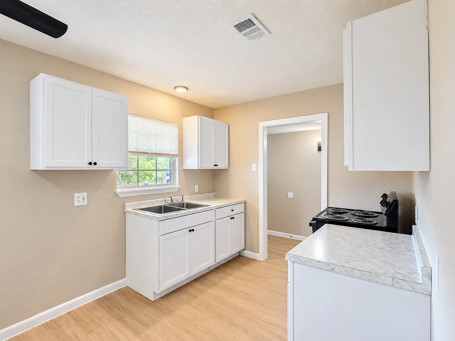 3 bed, 1160 sqft, $1,800 — Photo 4