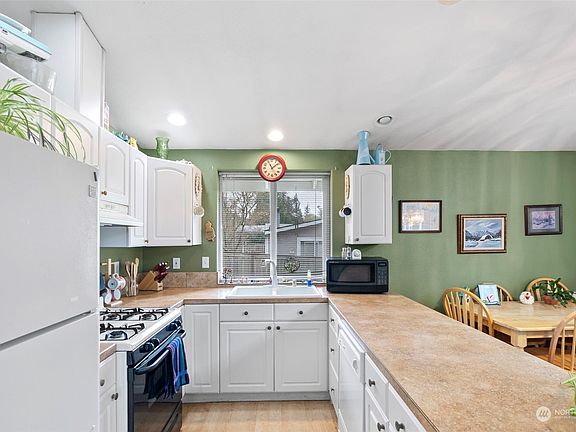 4th image of 21829 Howard Avenue NE