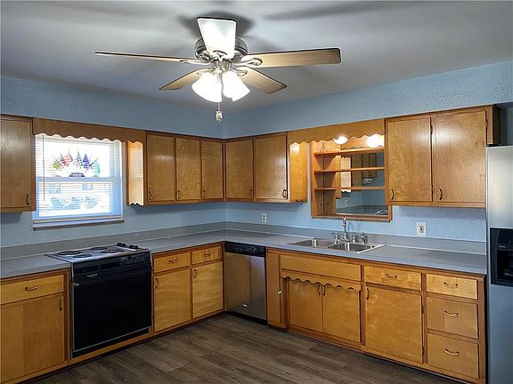 3rd image of 2352 Fisher Ave
