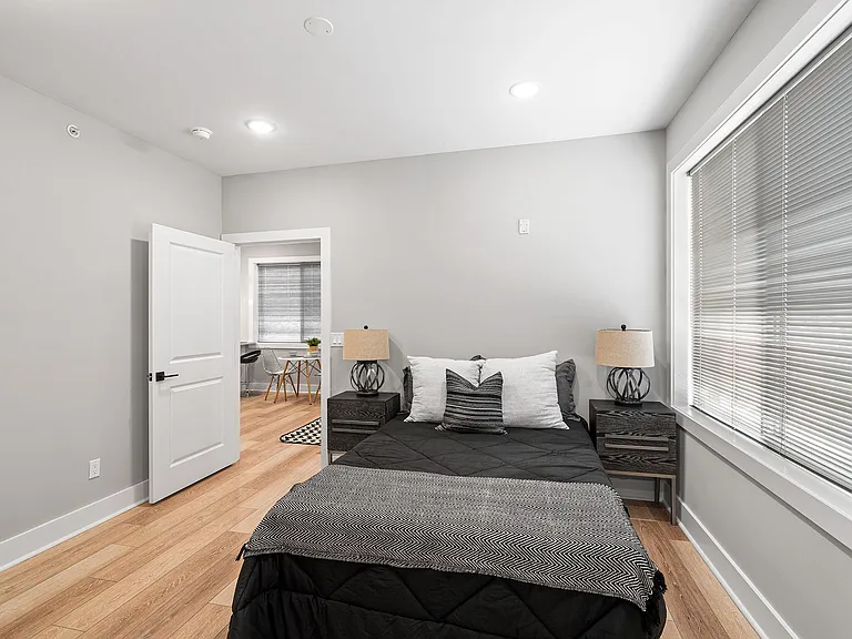Gorgeous New Diamond St Construction Boasting Luxury Finishes — Photo 41