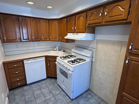 4th image of 251 Revere Rd