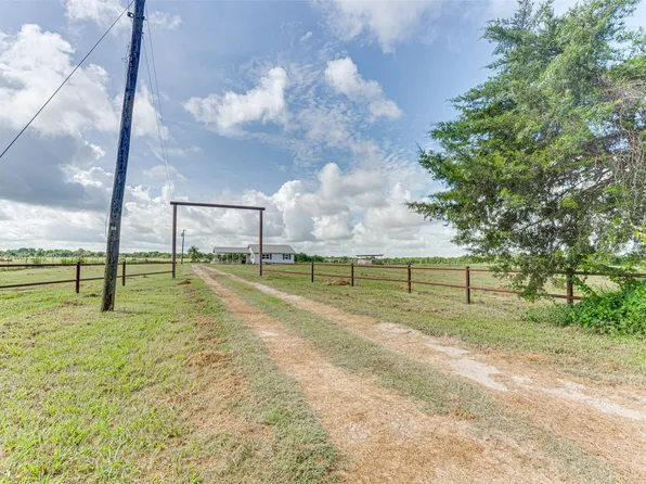 1300 W Fannin St, Rice, TX 75155