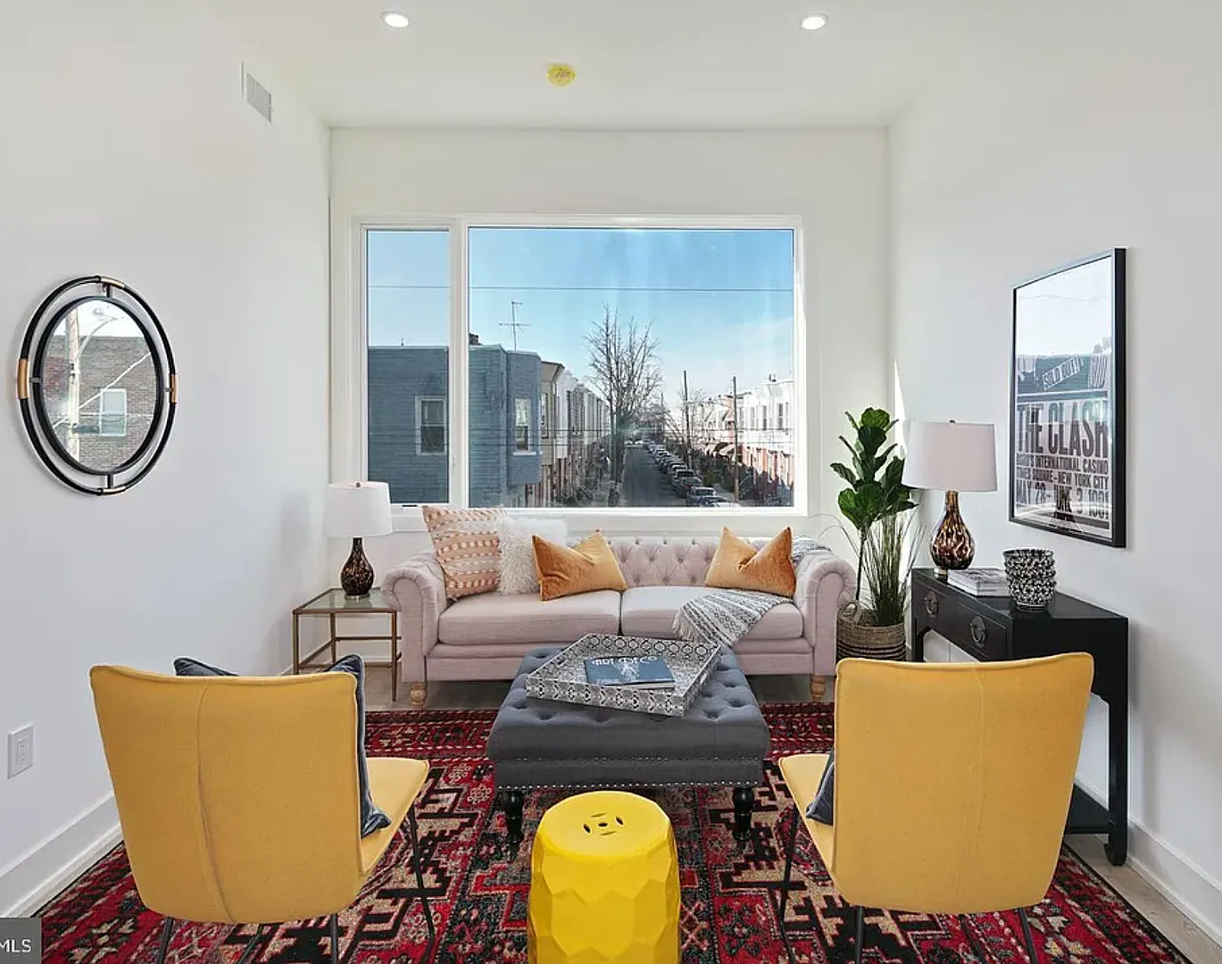 Stunning Apartment on Snyder Ave — Photo 3