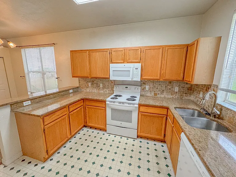 4415 SW 34th St #508 — Photo 7