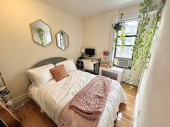3rd image of 29 Cornelia St #Xz