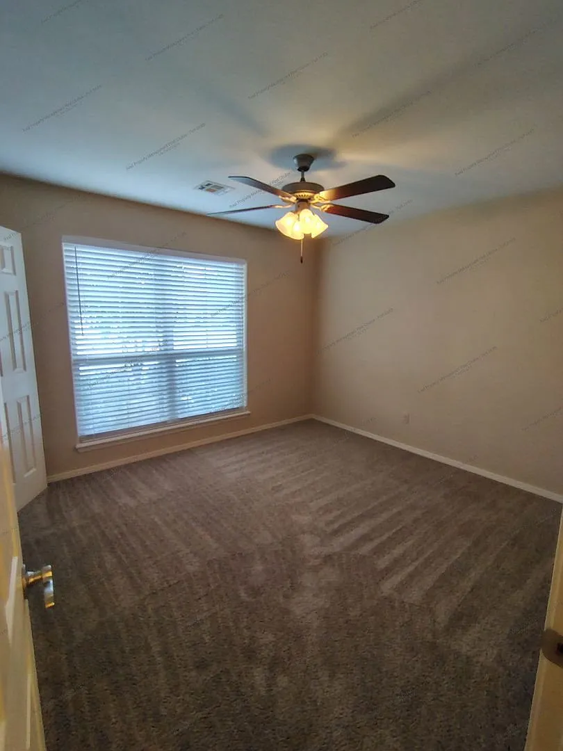 3 bed, 2.0 bath, 1690 sqft, $1,650 — Photo 4