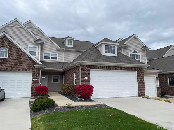 2932 N Knightsbridge Cir, Ann Arbor, MI 48105