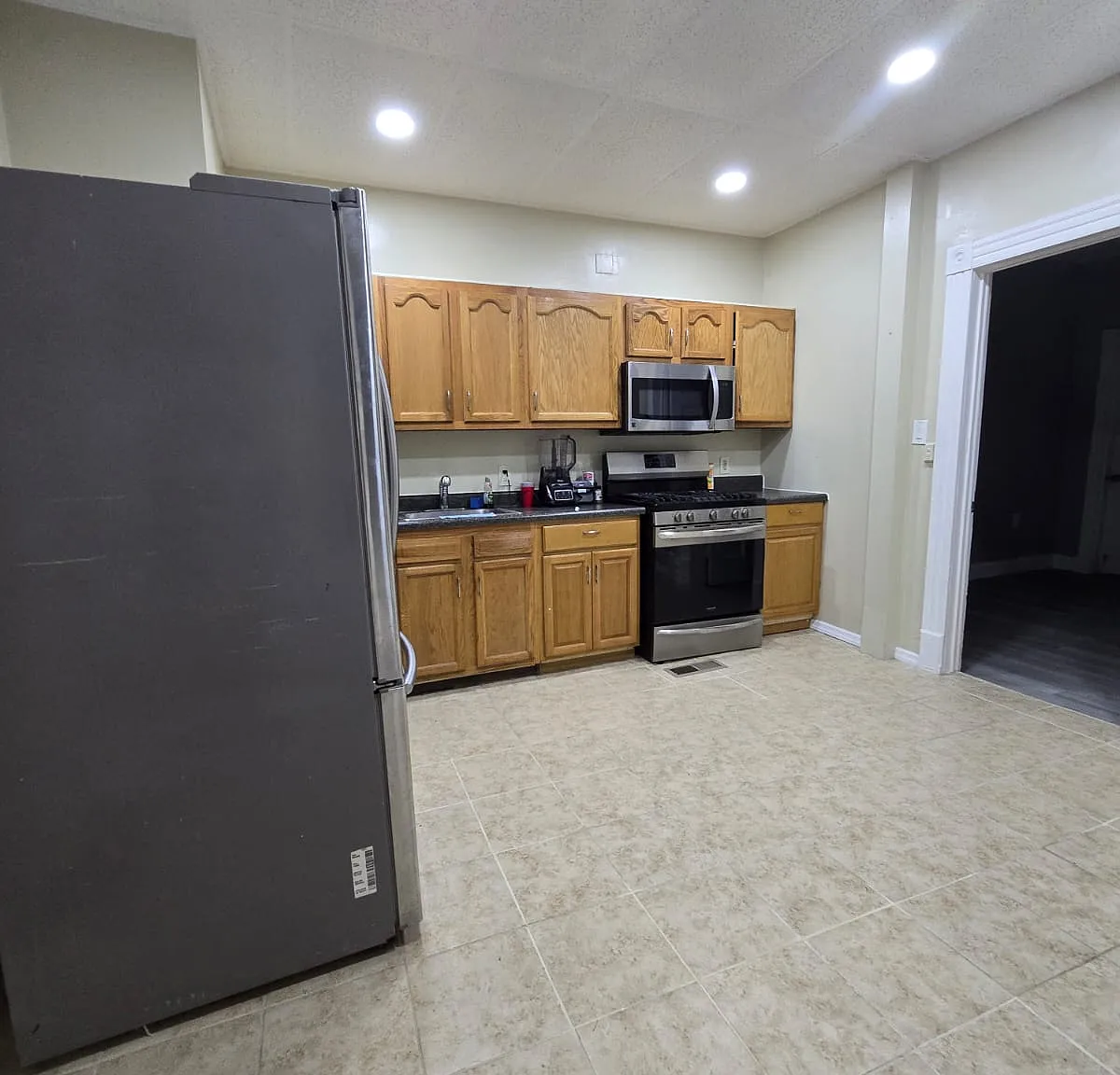 3 bed, 1.5 bath, 700 sqft, $1,350 — Photo 2