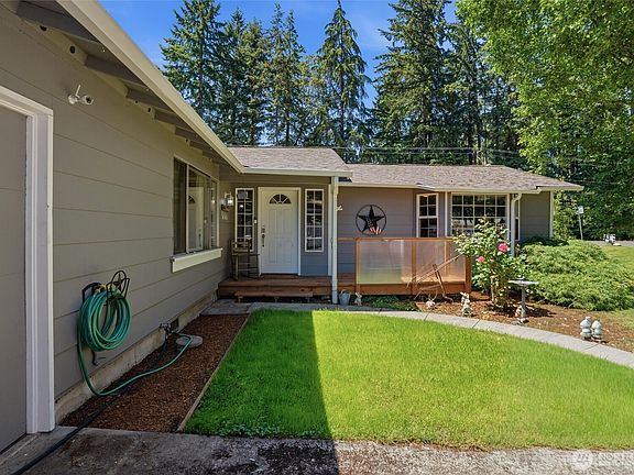 3rd image of 3220 SE Azalea Avenue