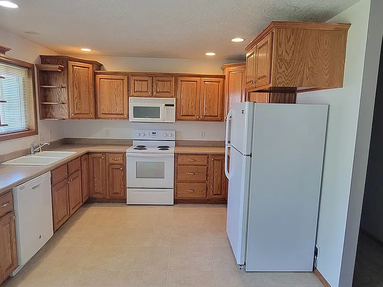 5006 S Baneberry Ave — Photo 4