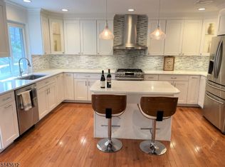 10 Roxiticus Rd, Mendham, NJ 07945