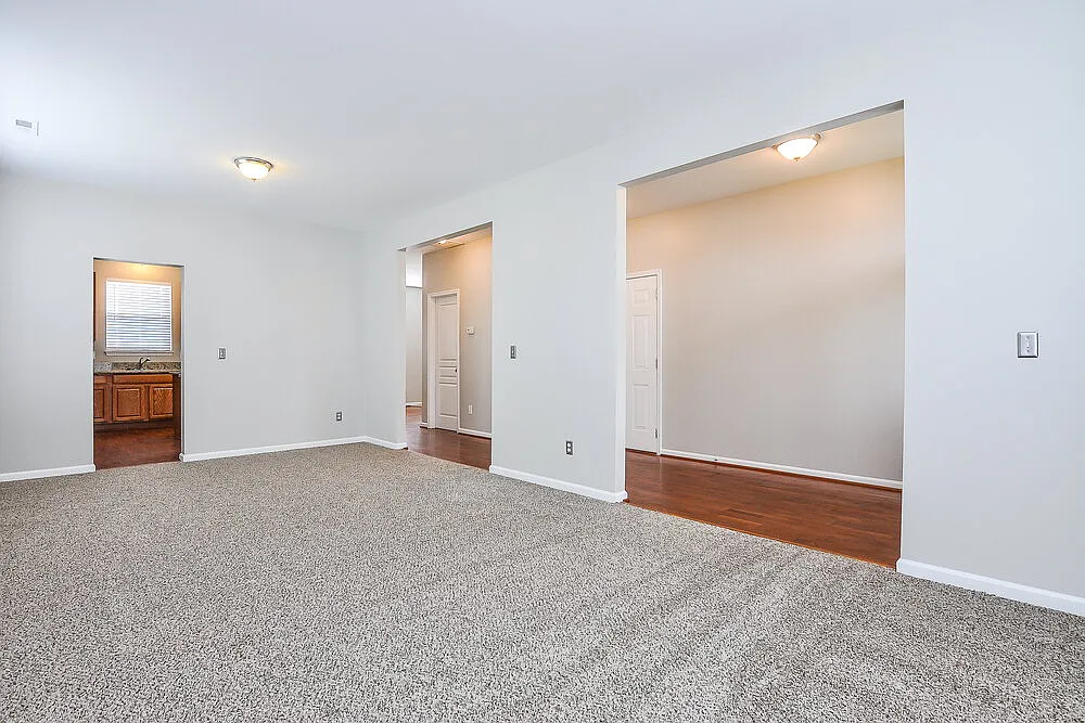 4 bed, 2.5 bath, 2656 sqft, $2,345 — Photo 4