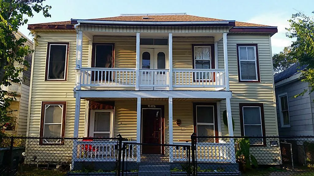 2 bed, 1.0 bath, 900 sqft, $1,200 — Photo 1