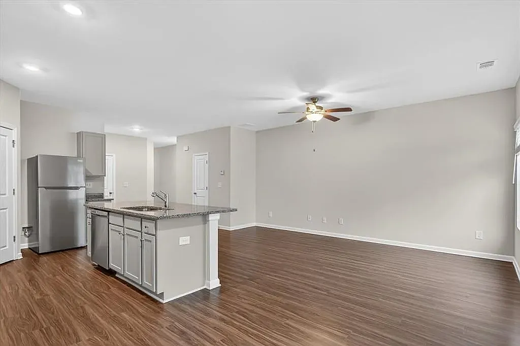 3 bed, 1665 sqft, $1,800 — Photo 3