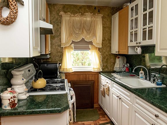 4th image of 585 Castleton Ave APT 2C