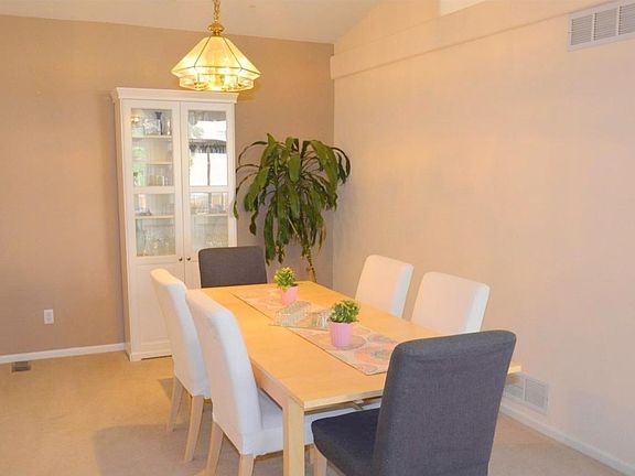 Dining area to the right of entry