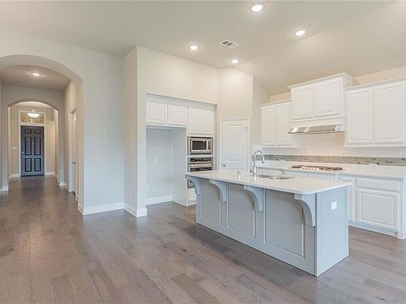 4th image of 2211 Bennington Dr