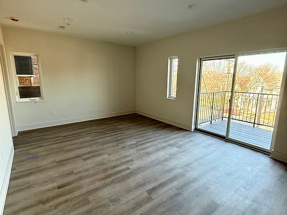 4th image of 2486 S Kinnickinnic Ave #202