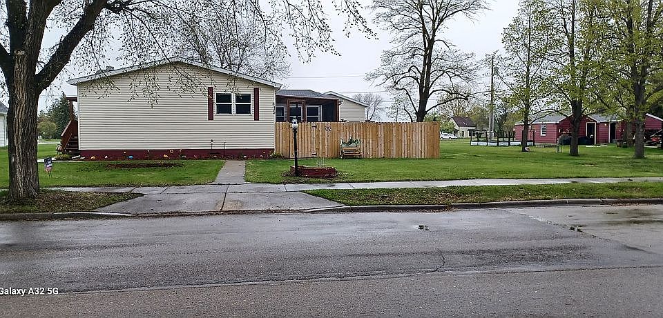 North East facing Elm Ave