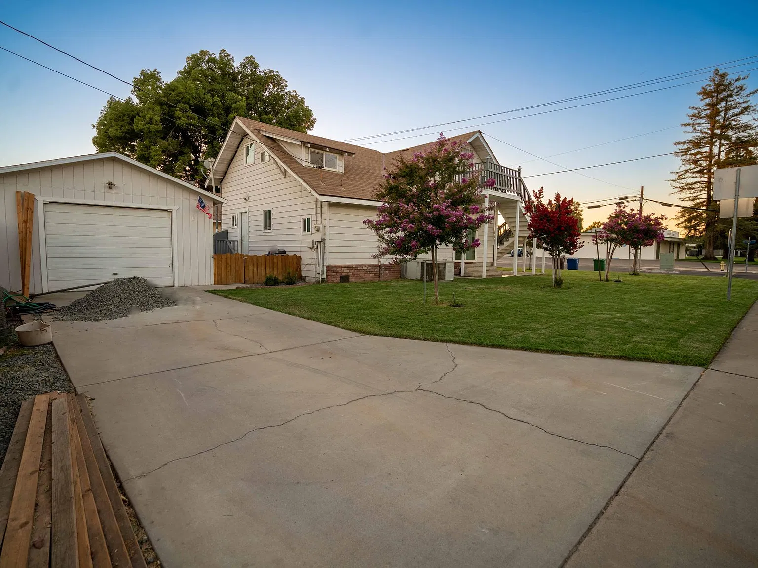 3 bed, 1.5 bath, 1456 sqft, $2,100 — Photo 3