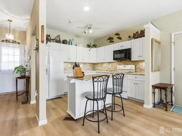 13 Canterbury Dr #D, Monroe Township, NJ 08831