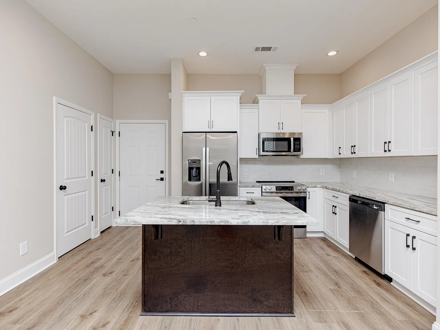 2 bed, 2.0 bath, 1008 sqft, $2,150 — Photo 4