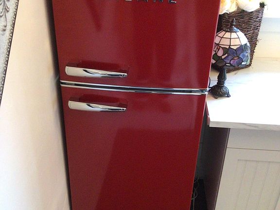 Red retro fridge all the ladies love __