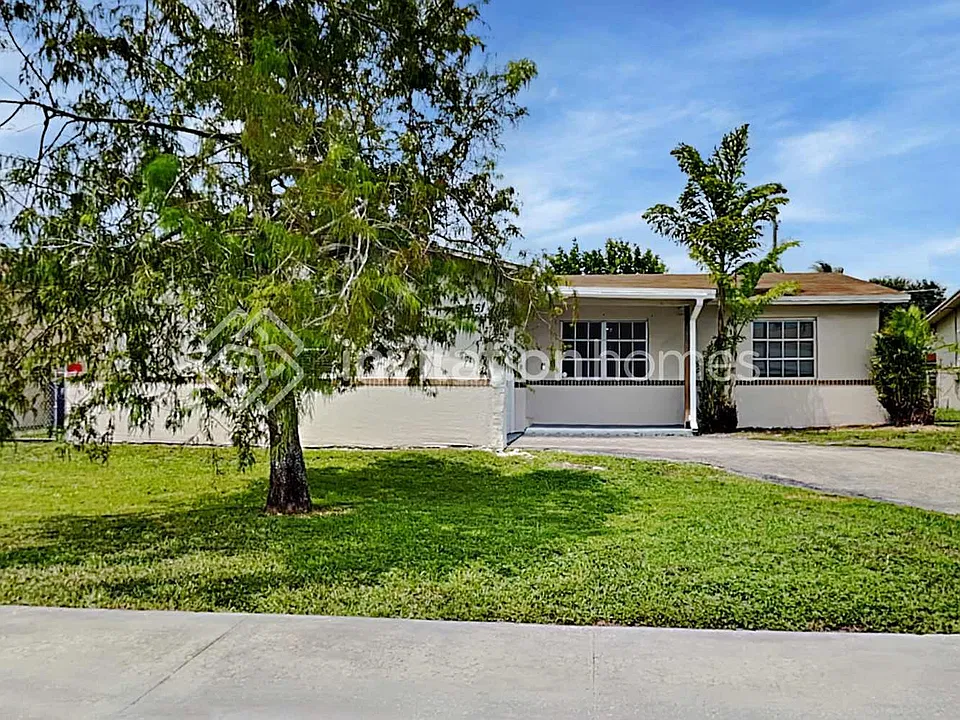 11351 NW 35th St