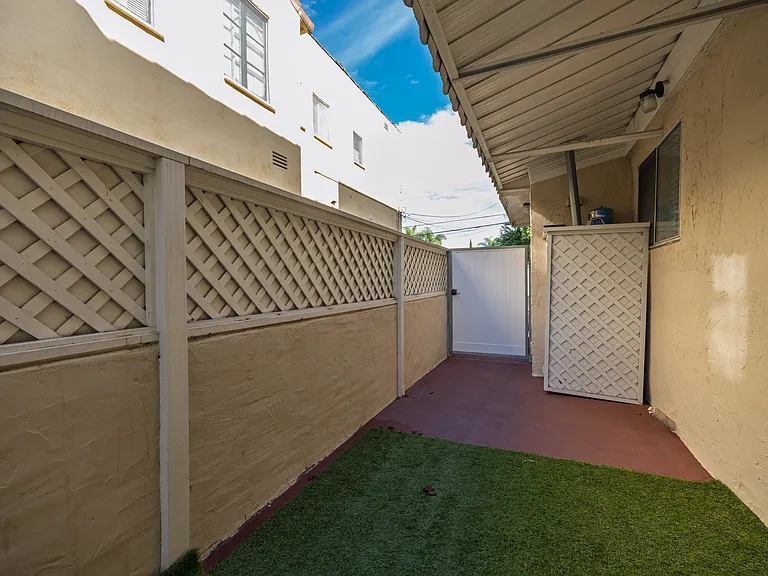 152 N Arnaz Drive — Photo 11