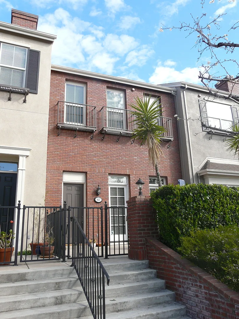 Charming and Bright 3 Bedroom, 3 Bath Contemporary Midtown Townhouse — Photo 1