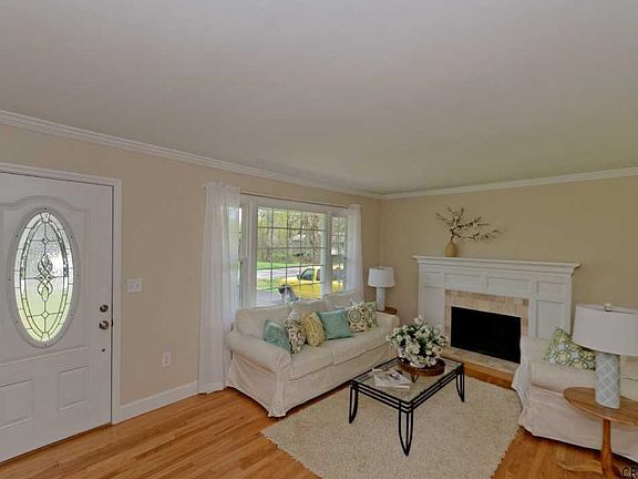 3rd image of 5 Bellaire Dr