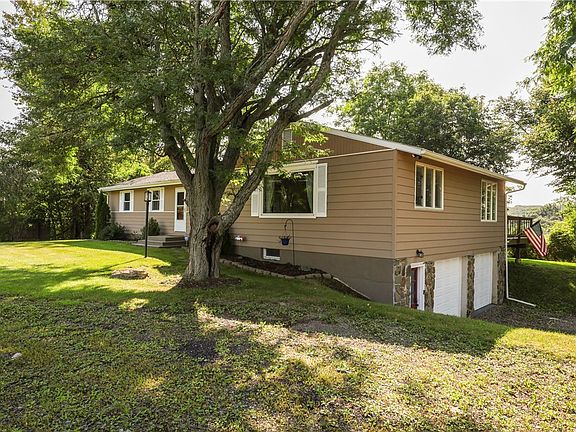 3rd image of 13 Colonial Dr