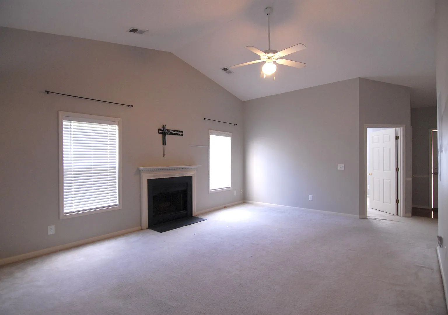 Charming 3 bedroom 2 bath Townhouse w/ fenced in yard located off Guilford College Road! — Photo 3