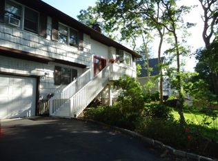 4 Rolling Woods Ln, Hampton Bays, NY 11946