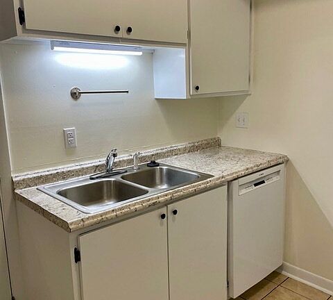 5th image of 400 Foxfire Ct #B