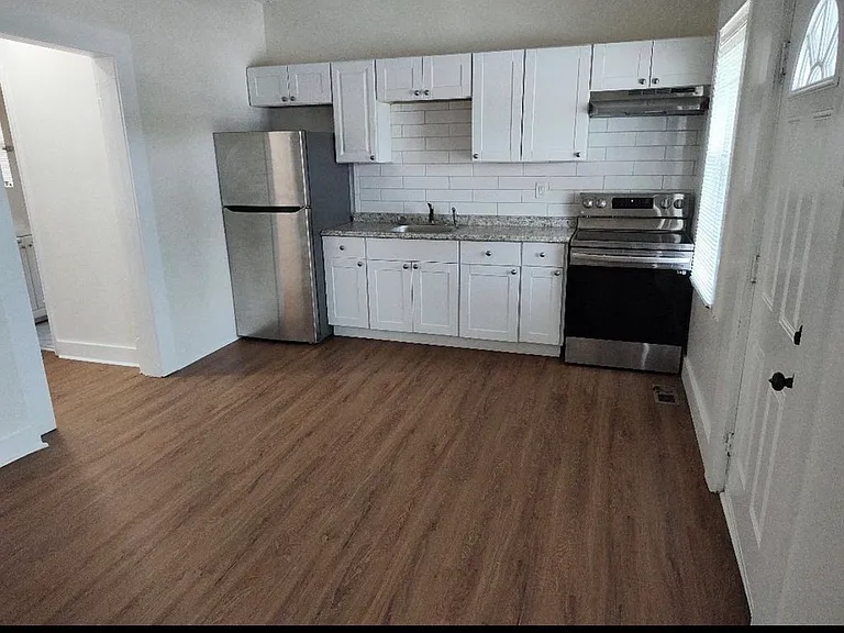 344 E 7th St — Photo 8