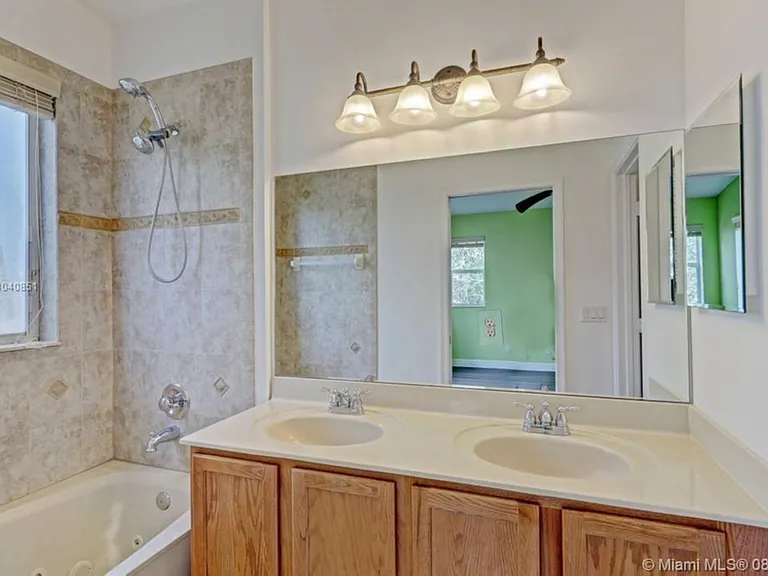 3211 Scarletta Dr — Photo 36