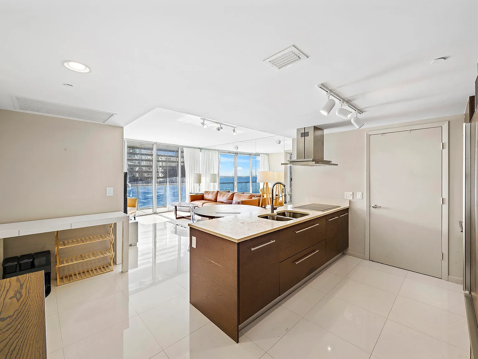 2 bed, 2.0 bath, 1255 sqft, $4,990 — Photo 2