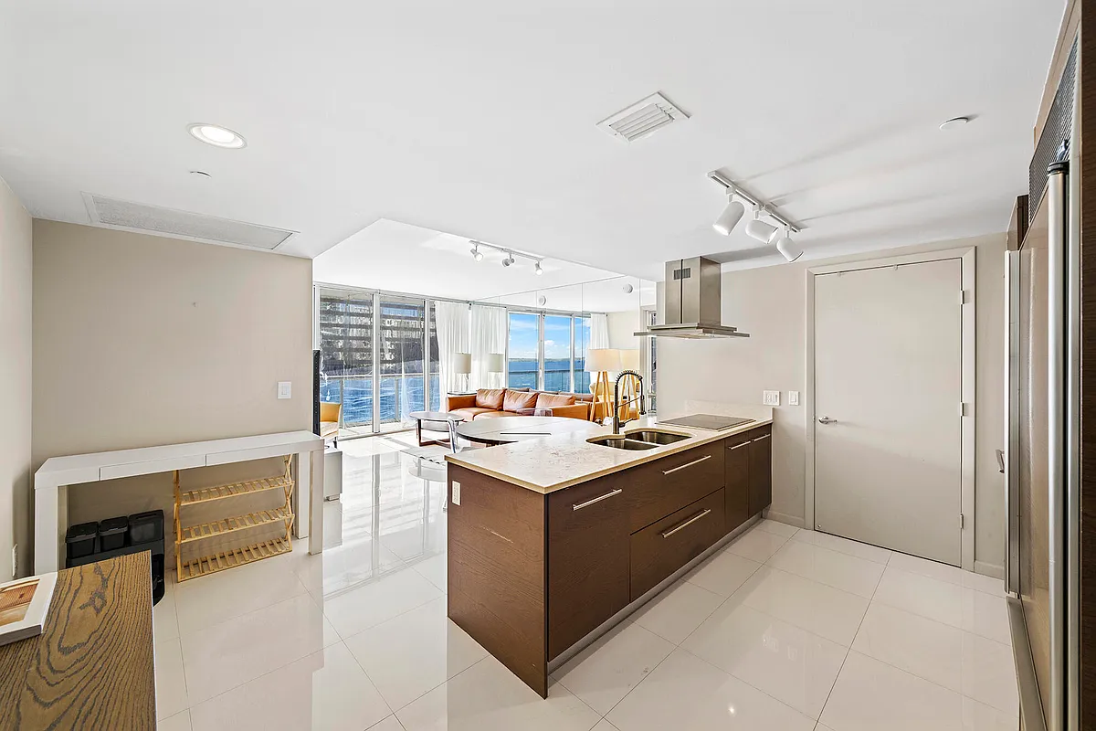 Building Photo - 495 Brickell Ave #911