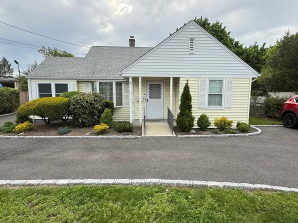 221 Stewart Ave, Bethpage, NY 11714