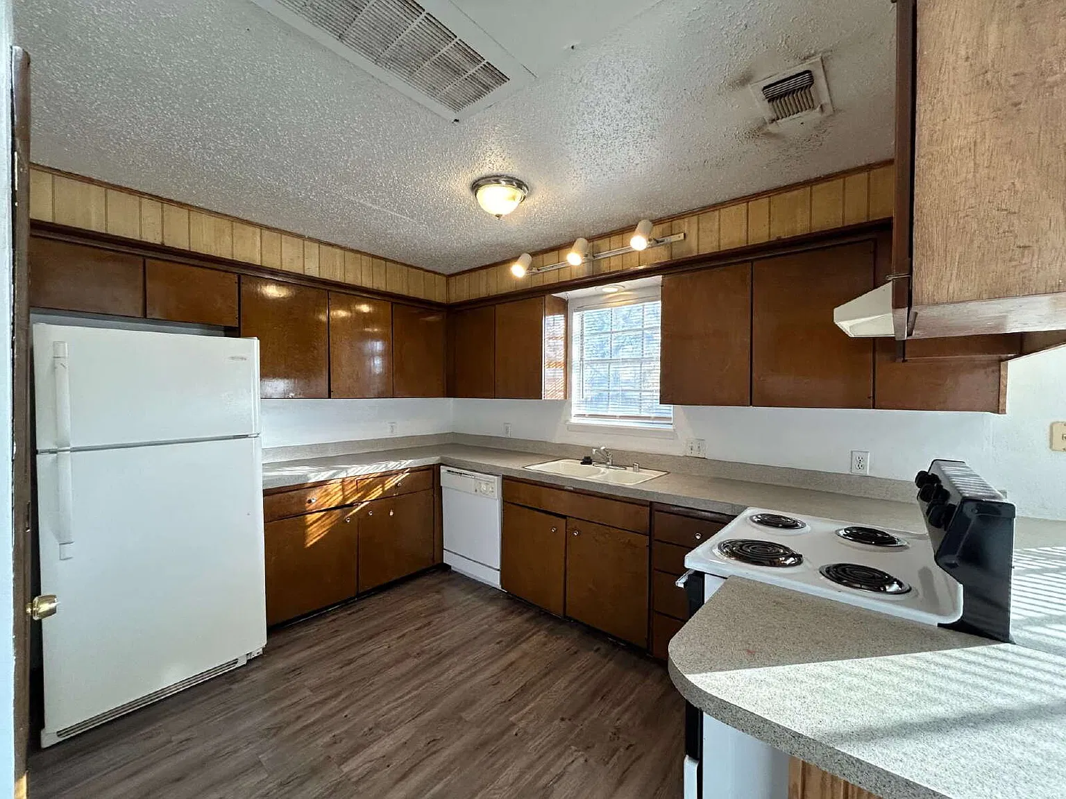 3 bed, 2.0 bath, 1280 sqft, $1,150 — Photo 3