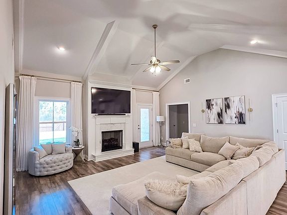 3rd image of 104 Lenore Ct