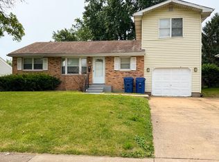 160 Maple Dr, Florissant, MO 63031
