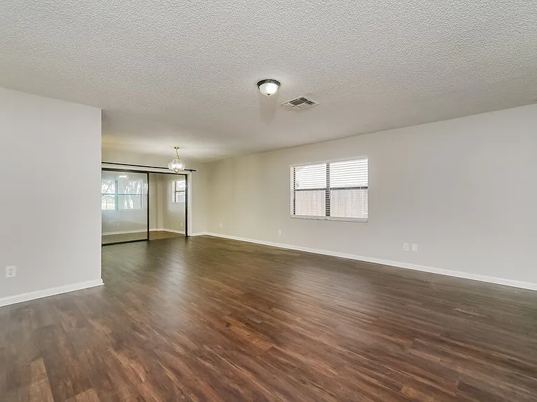 104 Daisy Dr SE — Photo 4