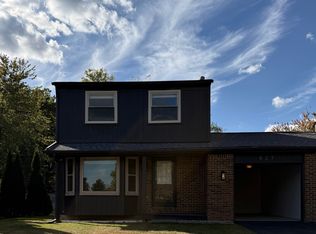 827 Woods Ct, Walled Lake, MI 48390