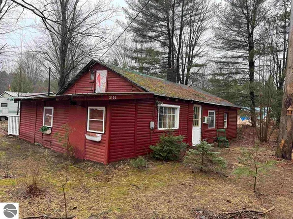 3105 N 3 1/4 Rd, Mesick, MI 49668