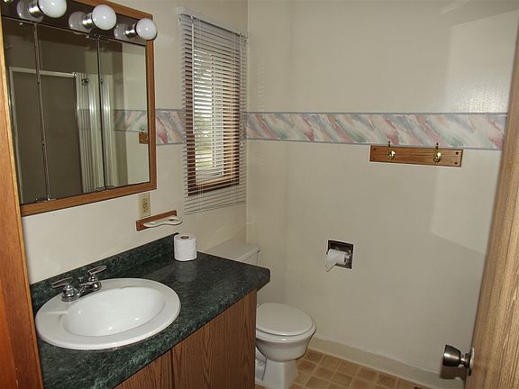 5th image of 262 Carbon St