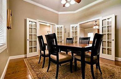 5th image of 576 Glastonbury Pl
