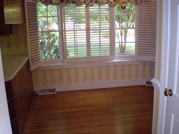 SUNNY BREAKFAST/INFORMAL DINING